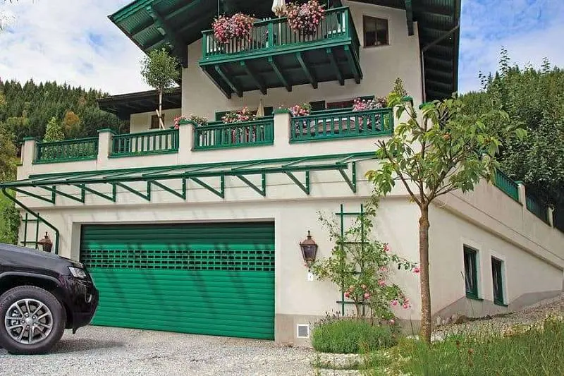 Рулонные ворота для гаража в частном доме Рулонные ворота для гаража в частном доме